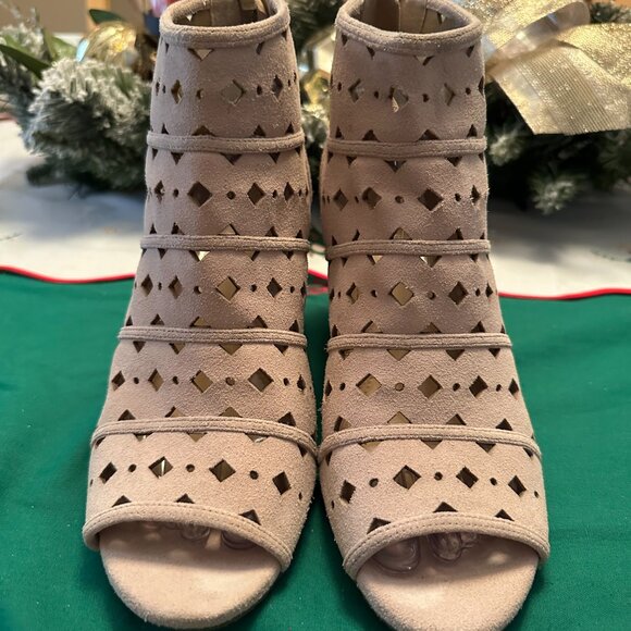 Michael Kors Sz 8.5 UMA wedge ankle bootie, beige color - Picture 2 of 8